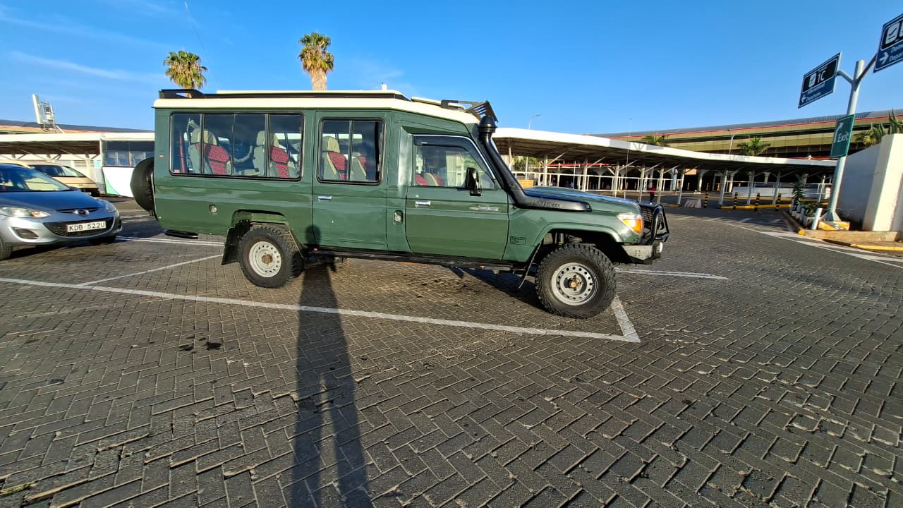 Toyota Landcruiser 4x4 Safari Vehicle - Slide 6