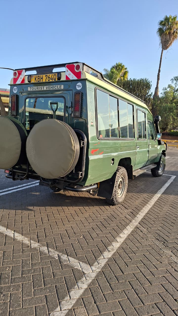 Toyota Landcruiser 4x4 Safari Vehicle - Slide 8