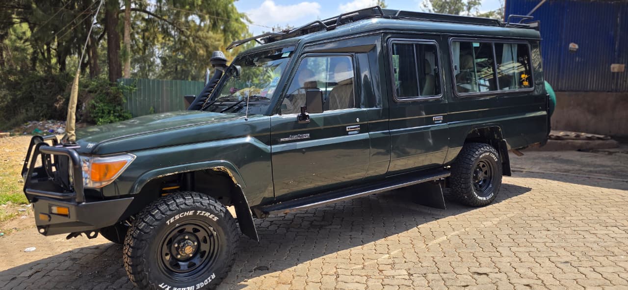 Toyota Landcruiser 4x4 Safari Vehicle - Slide 15