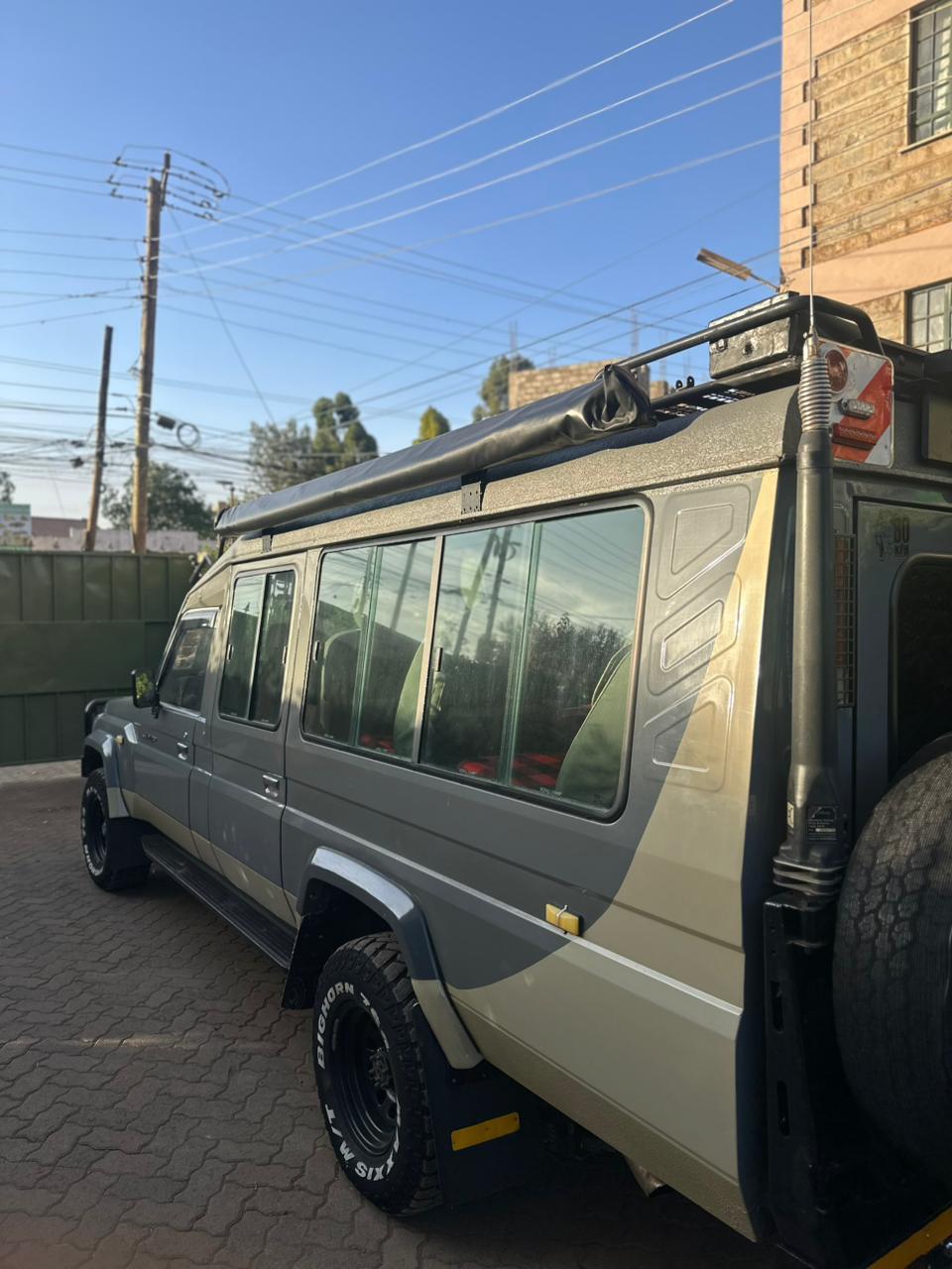 Toyota Landcruiser 4x4 Safari Vehicle - Slide 4