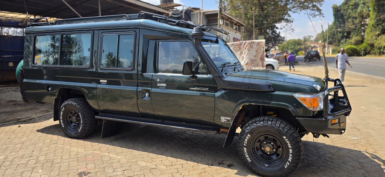 Toyota Landcruiser 4x4 Safari Vehicle - Slide 12